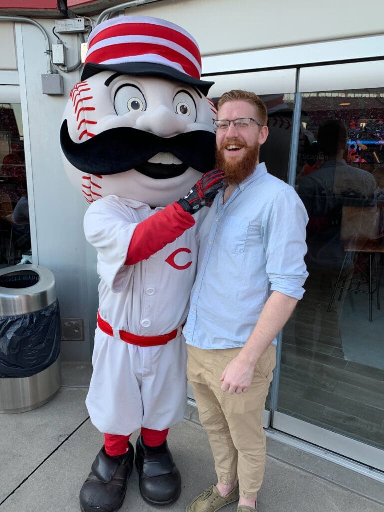 Alum poses with mascot